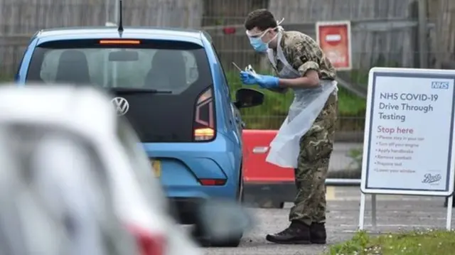 施压完再抄中国作业，又上门求疫苗？英首相：学习