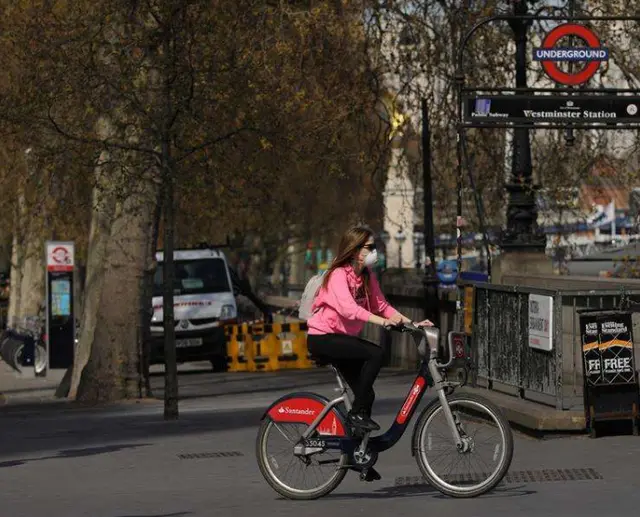 施压完再抄中国作业，又上门求疫苗？英首相：学习