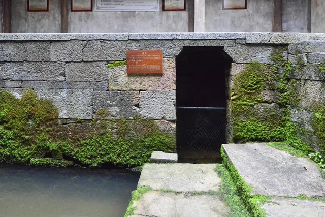 西冲村这个旧时代的水牢，站不能站，坐不能坐，一个人能撑多久？