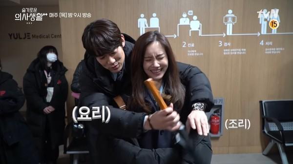 冬天花园cp 私下好甜 柳演锡抱申铉彬像小学生玩她头发